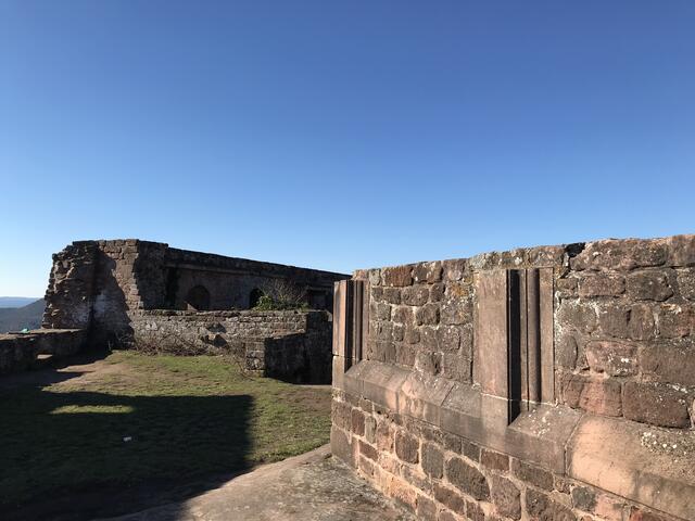 Rechts Reste der Burgkapelle auf der Lindelbrunn | Foto: B. Bender