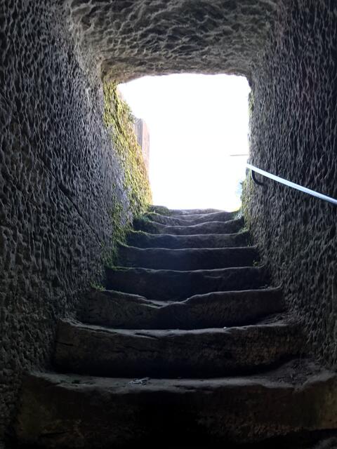 Treppe aus dem Dunkel der Burg Lindelbrunn zum Licht. | Foto: B. Bender