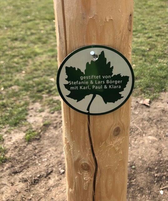 Jeder Baum erhält eine kleine Tafel, auf der die Namen der Unterstützer verewigt werden | Foto: ps
