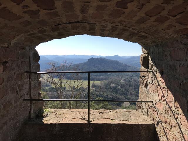 Durchblick in den Wasgau. | Foto: B. Bender