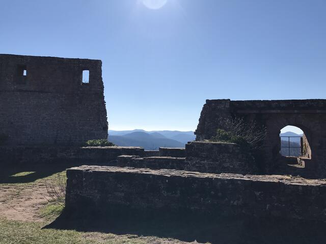 Grandioser Ausblick zwischen Mauerresten. | Foto: B. Bender