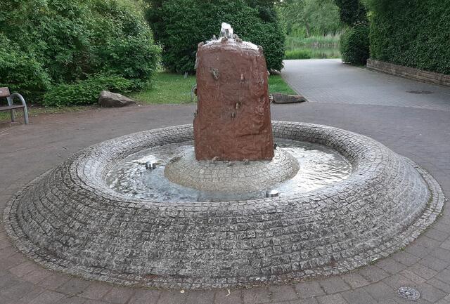 Wenn man vom Kerweplatz aus den Park betritt, kommt man am Feiermausbrunnen vorbei | Foto: Tim Altschuck