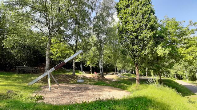 Der Spielplatz "Am Geiersberg": Rechts befindet sich der Bolzplatz, im Hintergrund ist die Skaterbahn | Foto: Tim Altschuck