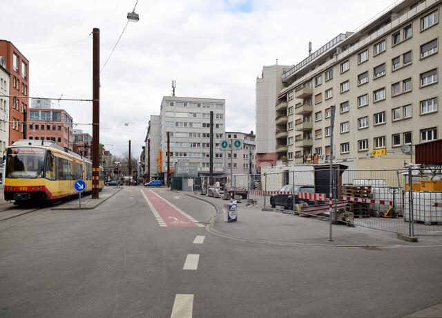 Momentan präsentiert sich der Berliner Platz - rechts geht es zum KIT in die Englerstraße - noch als Lagerplatz für Baulogistik. Die Neugestaltung soll bis Ende des Jahres abgeschlossen sein.