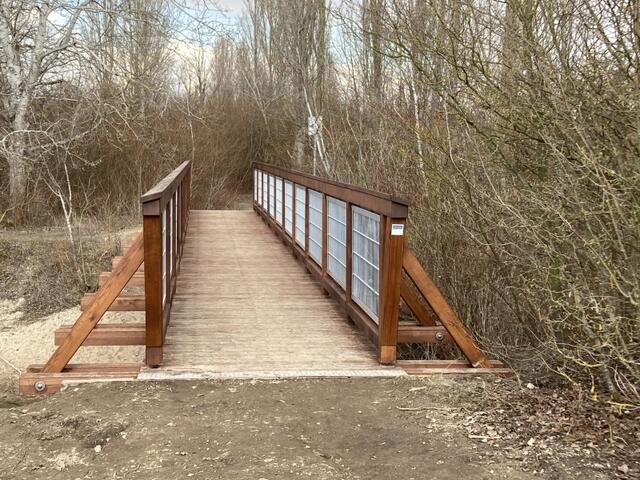 Die neue Pionierbrücke im Binsfeld ähnelt zwar der Vorgängerbrücke, wurde aber entscheidend verbessert, damit die Holzkonstruktion dieses Mal länger der Feuchtigkeit widersteht. | Foto: Stadt Speyer