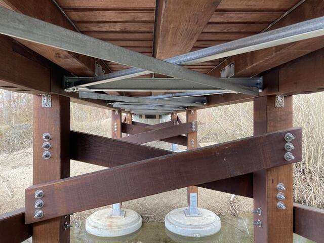 Die neue Pionierbrücke im Binsfeld ähnelt zwar der Vorgängerbrücke, wurde aber entscheidend verbessert, damit die Holzkonstruktion dieses Mal länger der Feuchtigkeit widersteht. | Foto: Stadt Speyer