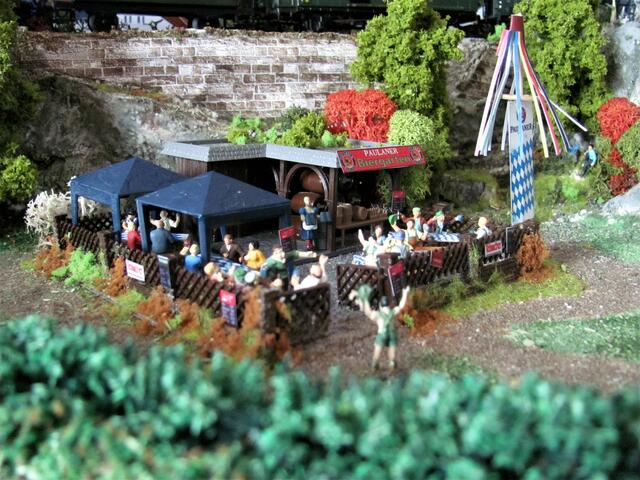 Trübsal blasen in ungewohnten Zeiten? aber nicht doch..........hab mir meine eigene kleine frei Welt gebaut (bez. weise arbeite noch daran...) Heute hab ich zur freude aller meinen Biergarten eröffnet und wie ihr seht - alle sind glücklich. Es braucht wahrlich nicht viel zur Zufriedenheit.....wer braucht schon MALLE?????????? | Foto: Bernd Barth