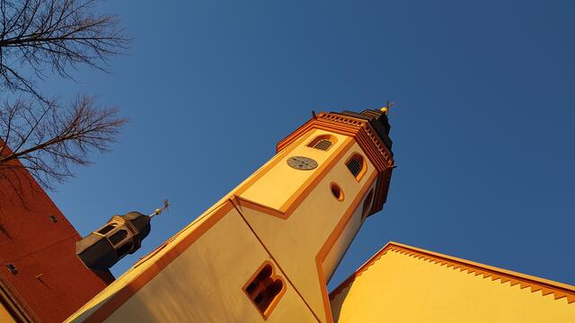 Sonnenlicht trifft die Stadtkirche in Durlach. 
Die Ursprünge dieses Kirchenbaus reichen bis ins 13. Jahrhundert zurück. Nach mehrfachen Umbauten erhielt die evangelische Kirche im Herzen von Durlach im 18. Jahrhundert ihre barocke Form. 
Wenn es wieder Programm gibt, sollte man sich die Konzerte der Kirchenmusik an der Stadtkirche nicht entgehen lassen.
Infos: www.durlacher-kantorei.de | Foto: www.jowapress.de