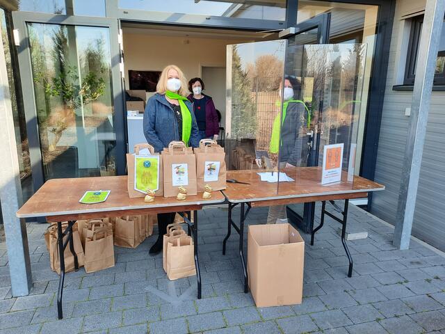 Richten Ostertüten für Speyerer Kinder: Uschi Schwager-Mühleisen, Vera Kray, und Tina Krauß  | Foto: Kiwanis Speyer