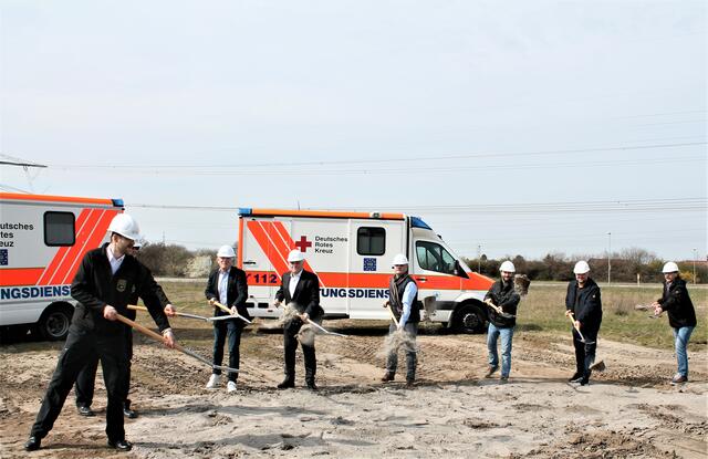 Spatenstich zur neuen DRK-Rettungswache auf dem Gelände des Industrieparks Philippsburg. | Foto: Jürgen Scheurer