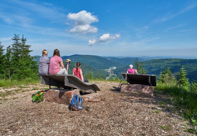 Wanderer genießen atemberaubende Panoramablicke
