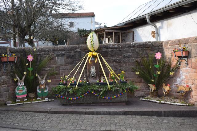 Wo sich Hasen und Hühner gute Nacht sagen: am Brunnen in Eußerthal | Foto: B. Bender