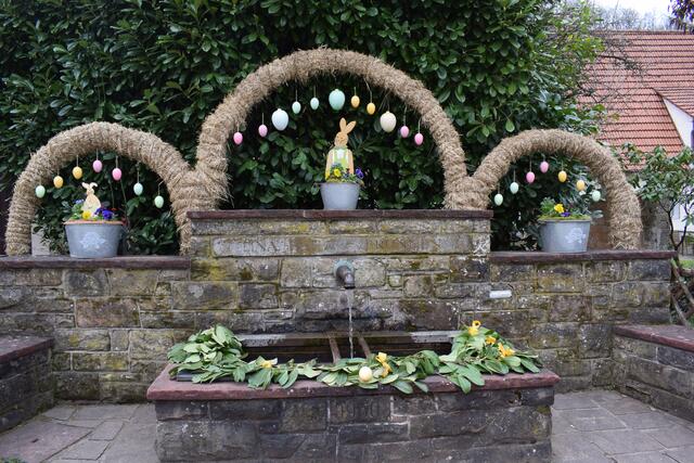 Frohe Ostern kündigt der Brunnen in Sarnstall an | Foto: B. Bender