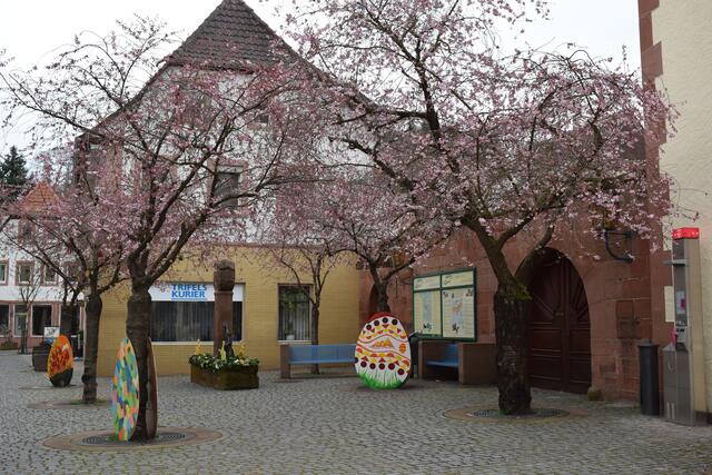 Bunte Ostereier und Mandelblüten in Annweiler | Foto: B. Bender