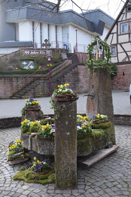 Bunt und moosig: der Brunnen in Silz | Foto: B. Bender