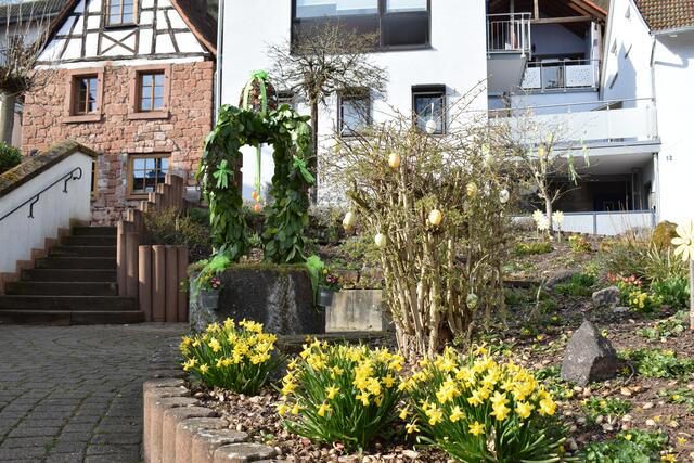 Schön geschmückter Platz und Brunnen in Ramberg | Foto: B. Bender