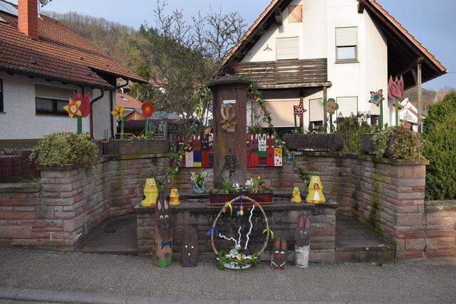 Einer der beiden Osterbrunnen in Waldhambach | Foto: B. Bender