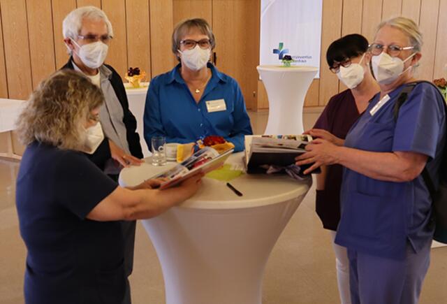 Abschied auf Abstand: Angela Steiger (Mitte) mit Ehemann (2.v.li) und Kollegen aus Logopädie und Pflege | Foto: Sankt Vincentius Krankenhaus Speyer