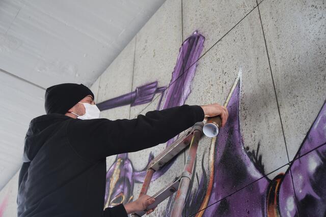 Kunst entsteht im öffentlichen Raum in Durlach - in der Unterführung zwischen Untermühl- und Dornwaldsiedlung: Moter, Mitglied von "Combo", das auch von der Mobilen Jugendarbeit, von Farbschall und der örtlichen HipHop-Szene getragen wird.  | Foto: www.jowapress.de