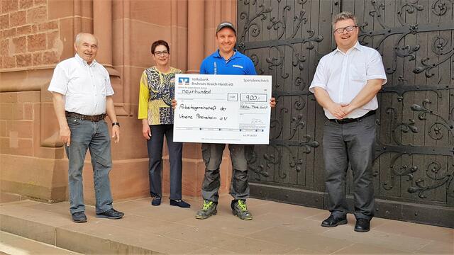 Peter Haake, Elke Kohout, Spender Robin Frank und Steffen Seiferling (Volksbank).