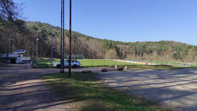 Ausgangspunkt der ca. einstündigen Wanderung ist der Sportplatz von Gossersweiler-Stein. | Foto: B.Bender