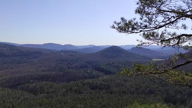 Weiter Blick über die Berge vom Rötzenfels. | Foto: B.Bender