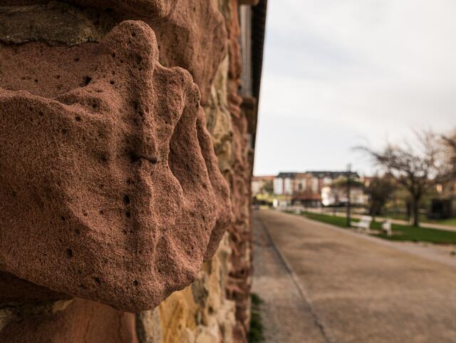 Salzig ausgespült: Die Steinmauer gibt dem Gradierbau einen einzigartigen Charakter | Foto: Kim Rileit