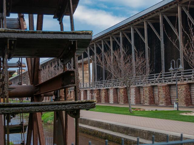 Flaniermeile in Bad Dürkheim: Die Gehwege rund um die Gradierwerke sind tagsüber gut besucht, nur in den frühen Morgenstunden ist man hier ungestört | Foto: Kim Rileit