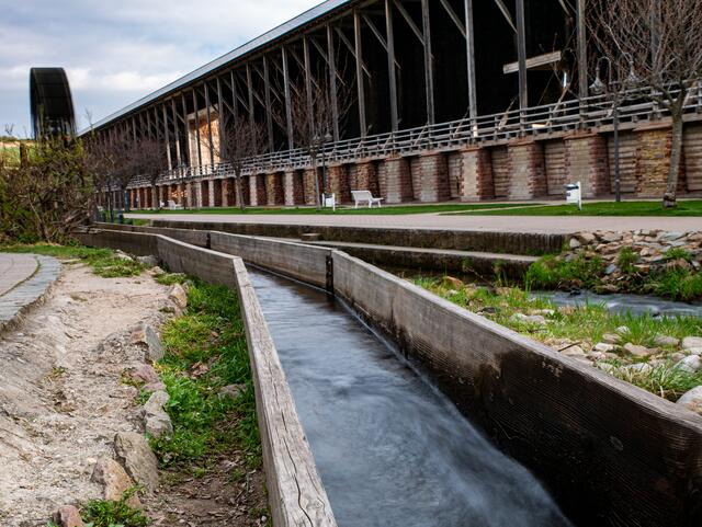 In diesem künstlichen Flusslauf beginnt das Modell der Salinen, im Hintergrund ist der mächtige Gradierbau zu sehen | Foto: Kim Rileit