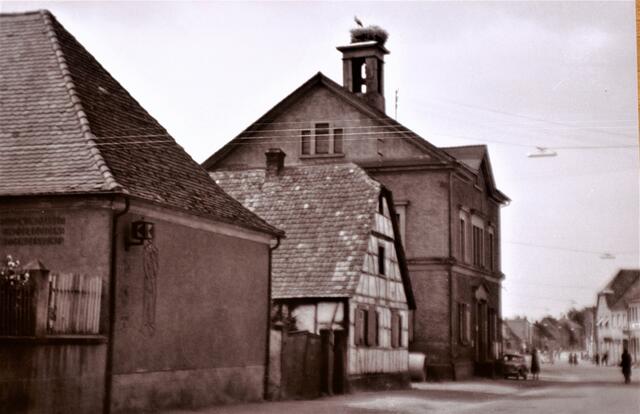 Ehemaliges Rathaus in Oberhausen um 1950 mit Storchennest.
