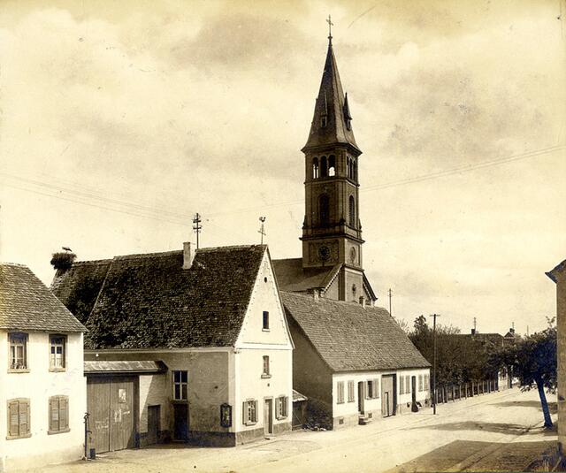 Ehemaliges Kirchenanwesen in Rheinhausen, inzwischen abgerissen, Bild vor 1900, mit Storchennest.
