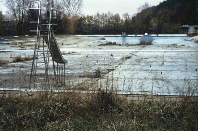Nach der Verschmutzung des Grundwassers durch die Siegelbacher Mülldeponie wurde der Betrieb des Schwimmbades eingestellt | Foto: Helge Ebling