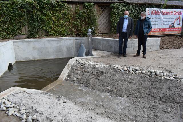 Hermann Augspurger und Beigeordneter Rolf Enke wirken erleichtert  | Foto: B. Bender