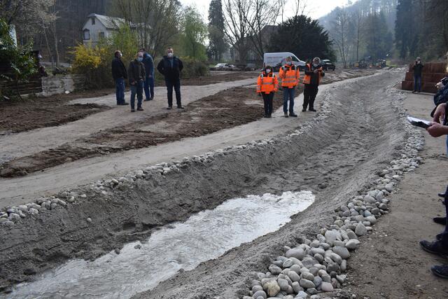 Langsam tastet sich der Erlenbach seinem neuen Flussbett entlang  | Foto: B. Bender