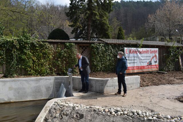 Stadtbürgermeister Hermann Augspurger schreitet zur Tat | Foto: B. Bender