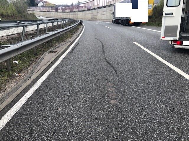 Bremsspur vom Unfall auf der B10