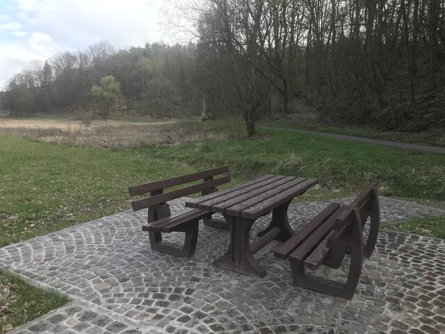 Sitzmöglichkeiten am Parkplatz östlich von Birkenhördt | Foto: B. Bender