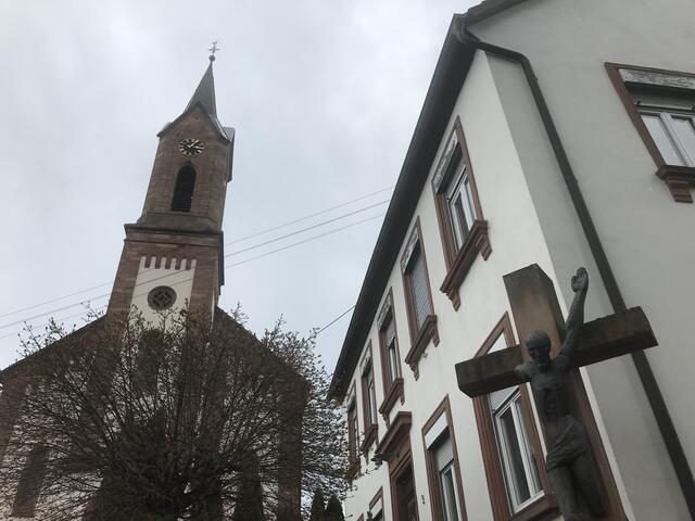 Das Pfarrhaus neben dem "Wasgau-Dom" | Foto: B. Bender