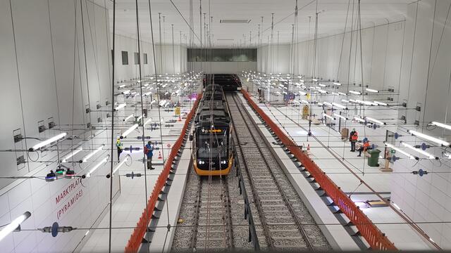 Blick in den Tunnel Karlsruhe: Die Bahn fährt ein.