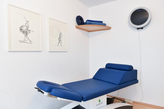 Auch während der Pandemie ist in den Praxen eine sichere Behandlung garantiert. Das Team um Eva Strataki und Eleftherios Konstantakis tut alles dafür: mit höchsten Hygienestandards, extra langen Öffnungszeiten von Montag bis Samstag und dem Einsatz von Luftreinigern der Firma Unique Air, so dass Patienten auf Ihre Krankengymnastik nicht verzichten müssen. | Foto: Therapiezentrum Theraneos