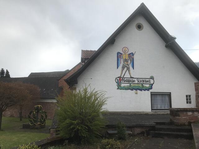 Das Pfarrheim links von der Kirche | Foto: B. Bender