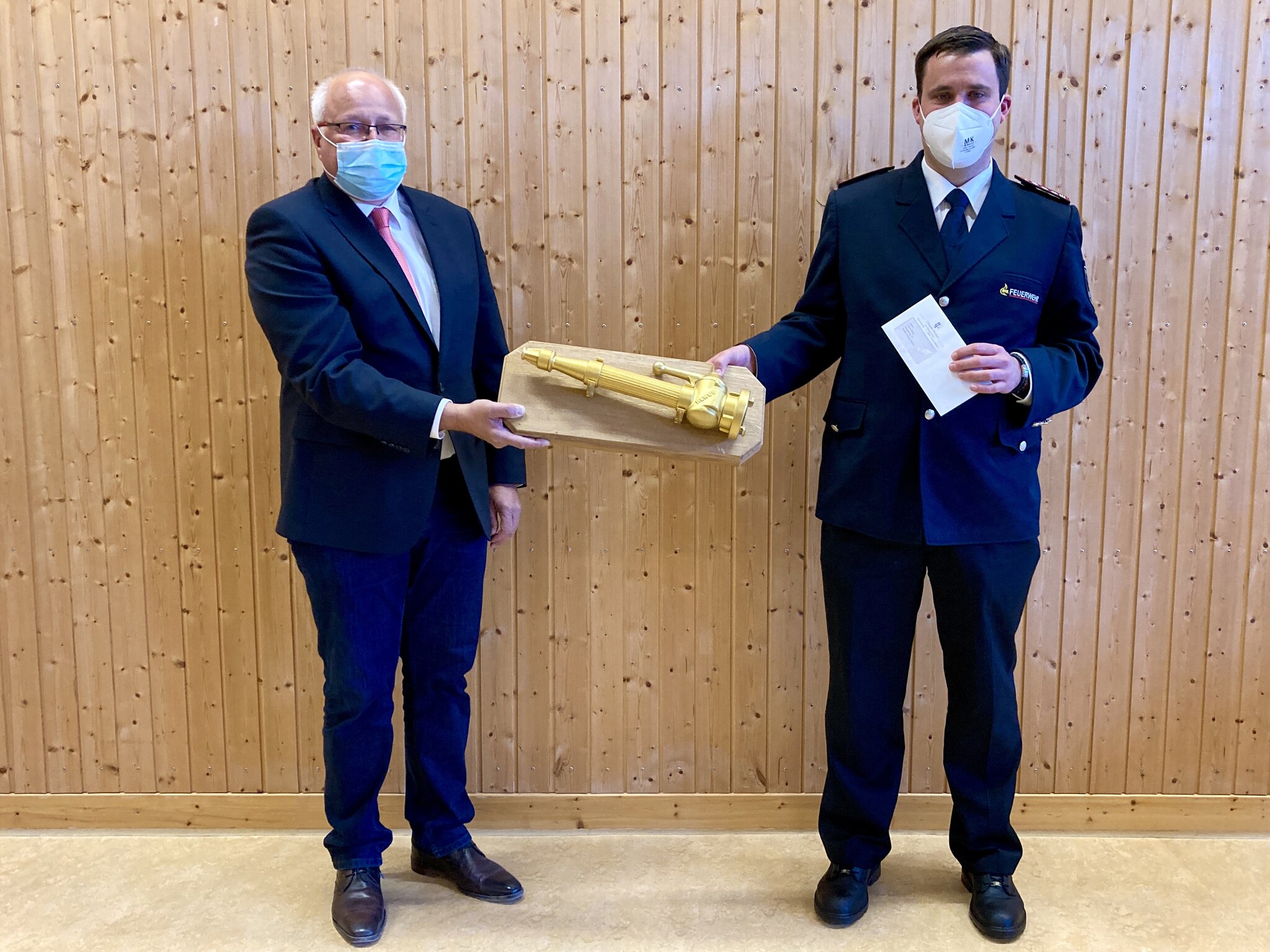 „Goldenes Strahlrohr“ für den scheidenden Kommandanten Mario Dutzi ...