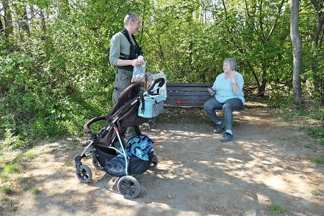 Dirk Pfister im Gespräch mit Karin Striehl, die sich ebenfalls über den Müll empört | Foto: Brigitte Melder