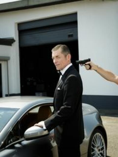 Dirk Pfister als James Bond in stilvollem Anzug | Foto: Marian Wilhelm