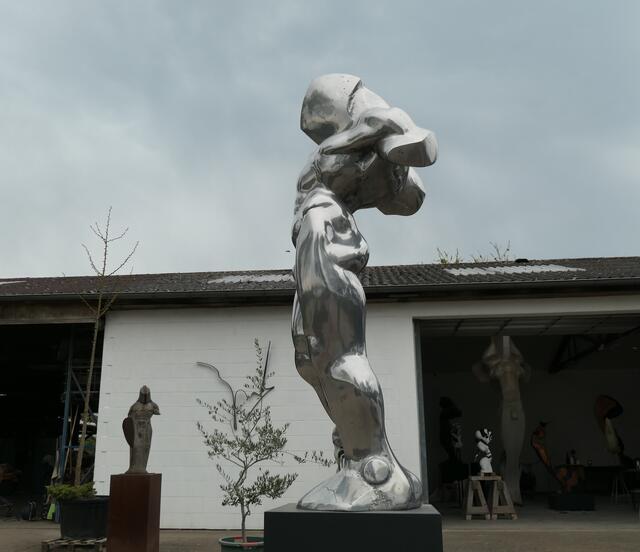 Auch im Außenbereich stehen imposante Figuren | Foto: Brigitte Melder