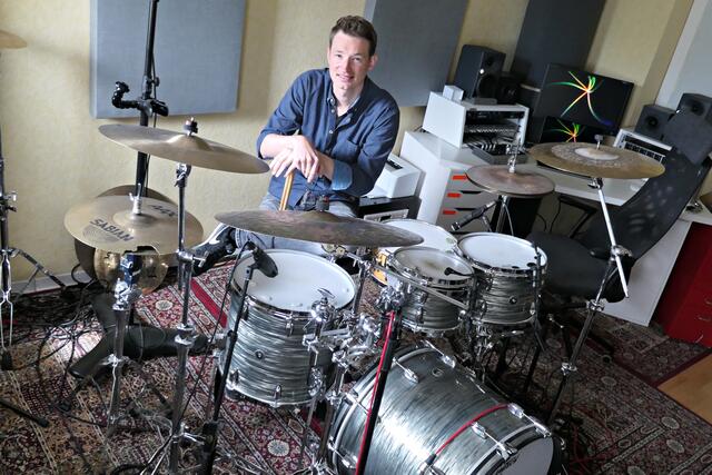 Musiker Christoph Schnell inmitten seiner Schlagzeuge | Foto: Brigitte Melder
