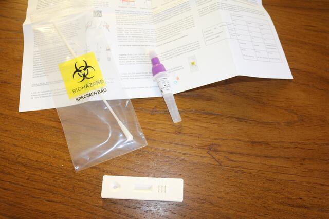 Vor allem positive Tests sollten nicht einfach so in den Müll geworfen werden. Hierzu gibt es (meistens) eine separate Tüte, mit der man dann den Test, das Wattestäbchen und die Pufferlösung entsorgen (im Restmüll) kann. Sollte dies im Test nicht vorhanden sein, kann man es selbst in eine Plastiktüte gut verpacken und entsorgen.  | Foto: Gisela Böhmer