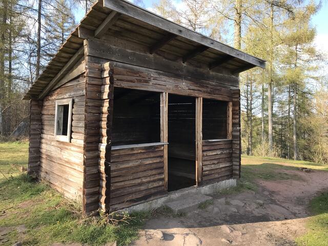 Auch die Hütte ist baufällig geworden | Foto: B. Bender