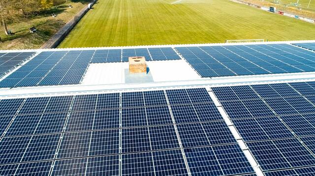 Der TSV Wiesental produziert auf seinem Vereinsgelände jetzt Ökostrom mit einer Photovoltaikanlage. | Foto: Wirsol Roof Solutions (Spacemedia)