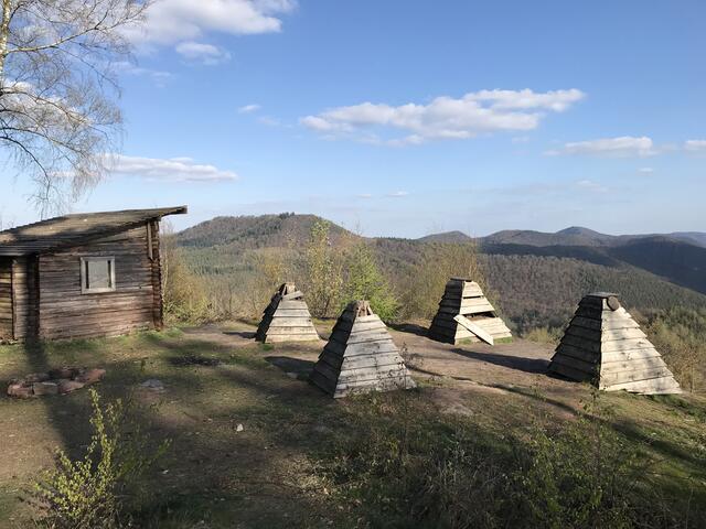 Auf diesen Pfeilern stand einst ein Turm und anschließend die Tribüne | Foto: B. Bender